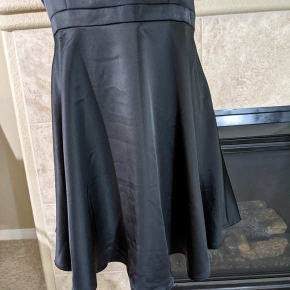 Classic satin look, spaghetti strap party dress. Estimated to be size: L - Picture 3 of 9